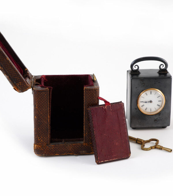 Piccolo orologio da carrozza con custodia da viaggio1